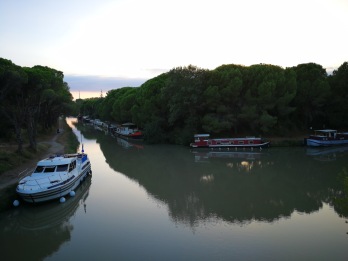Quand le Canal du Midi rencontre le Canal de la Robine au coucher du soleil